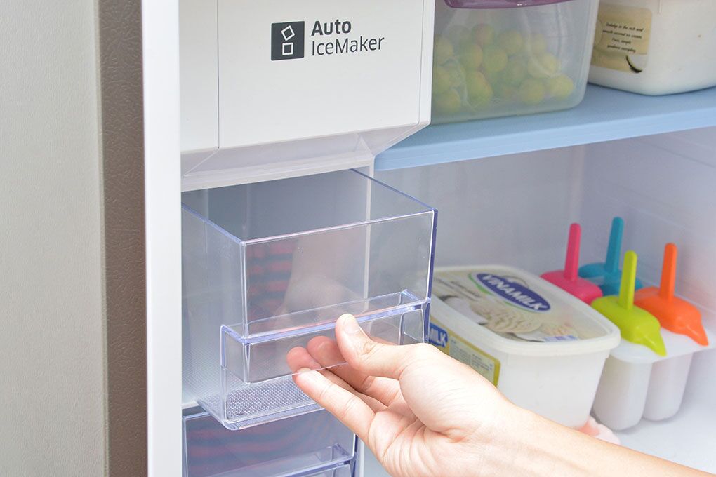 Công nghệ làm đá tự động của tủ lạnh Samsung RT38FEAKDSL giúp cho bạn luôn có được những viên đá mát lạnh trong ngăn tủ của mình